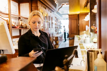 simsearch:614-05662177,k - Waitress at bakery in Sweden Stock Photo - Premium Royalty-Free, Code: 6126-09104490