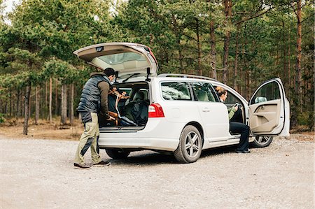 simsearch:693-03309039,k - Man loading bags in car in Sodermanland, Sweden Fotografie stock - Premium Royalty-Free, Codice: 6126-09104402