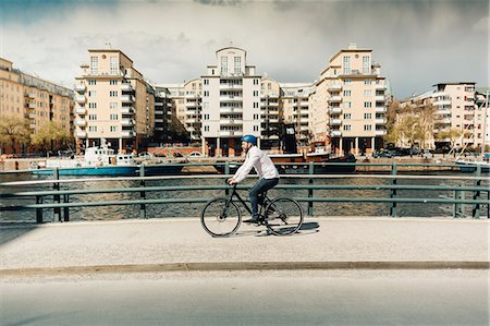 simsearch:6126-08644477,k - Man bicycling on street in Stockholm, Sweden Photographie de stock - Premium Libres de Droits, Code: 6126-09104428