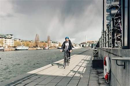 simsearch:6126-09104323,k - Man bicycling on street in Stockholm, Sweden Foto de stock - Sin royalties Premium, Código: 6126-09104429
