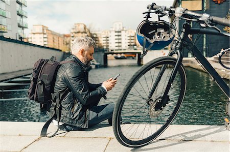 simsearch:6126-09104323,k - Man on smart phone with bicycle in Stockholm, Sweden Foto de stock - Sin royalties Premium, Código: 6126-09104433