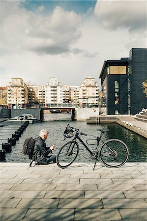 simsearch:6126-08644477,k - Man on smart phone with bicycle in Stockholm, Sweden Photographie de stock - Premium Libres de Droits, Code: 6126-09104432