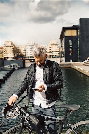 simsearch:6126-09104323,k - Man on smart phone with bicycle in Stockholm, Sweden Foto de stock - Sin royalties Premium, Código: 6126-09104435