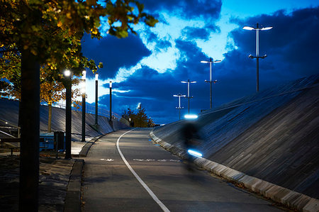 simsearch:6126-08644477,k - Footpath and cycleway in the evening in Stockholm, Sweden Photographie de stock - Premium Libres de Droits, Code: 6126-09266242