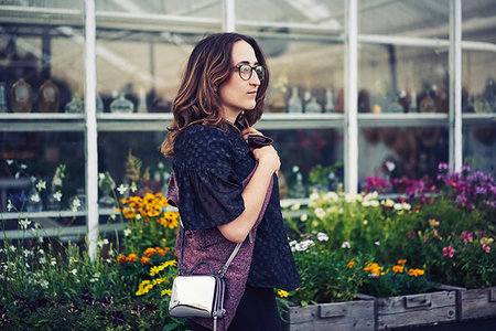 djurgarden - Young woman holding sweater in garden Photographie de stock - Premium Libres de Droits, Code: 6126-09266221