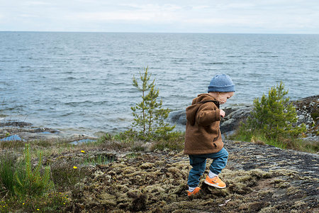 simsearch:6126-09266702,k - Girl walking on rocks by lake Fotografie stock - Premium Royalty-Free, Codice: 6126-09266375