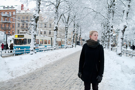 Young woman standing on a snowy street Stockbilder - Premium RF Lizenzfrei, Bildnummer: 6126-09266388