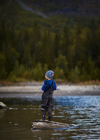 Boy fishing in river Photographie de stock - Premium Libres de Droits, Code: 6126-09266318
