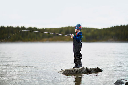 simsearch:6126-09267387,k - Boy fishing in river Photographie de stock - Premium Libres de Droits, Code: 6126-09266319