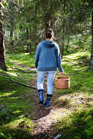 simsearch:6126-09266711,k - Woman picking mushrooms in forest Stock Photo - Premium Royalty-Free, Code: 6126-09266492
