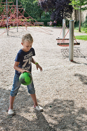 Boy bouncing ball Foto de stock - Sin royalties Premium, Código: 6126-09266411