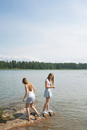 simsearch:6126-09266702,k - Girl and young woman standing on rocks near sea Fotografie stock - Premium Royalty-Free, Codice: 6126-09266420