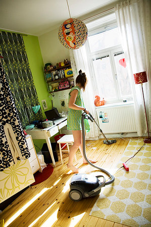 Teenage girl (16-17) cleaning her room Foto de stock - Sin royalties Premium, Código: 6126-09266439