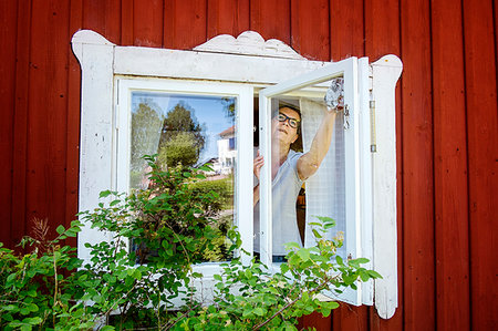 Mature woman cleaning windows Foto de stock - Sin royalties Premium, Código: 6126-09266527