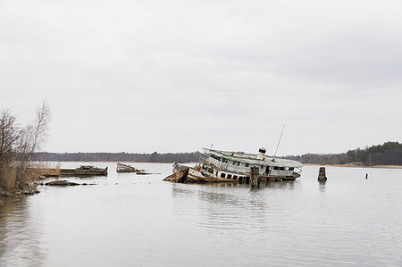 simsearch:6126-09266612,k - Shipwreck on river Photographie de stock - Premium Libres de Droits, Code: 6126-09266642