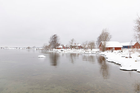 simsearch:6126-09103967,k - Houses in snow by lake Foto de stock - Sin royalties Premium, Código: 6126-09266639