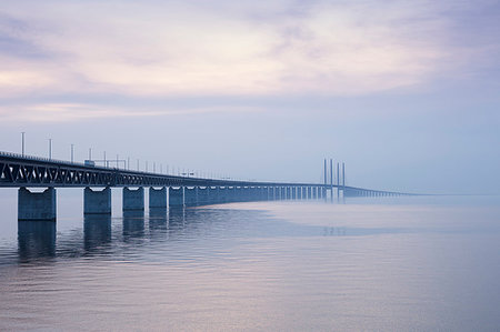 simsearch:6126-09267020,k - Oresund Bridge in Malmo, Sweden at sunrise Photographie de stock - Premium Libres de Droits, Code: 6126-09266781