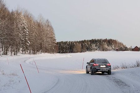 simsearch:6126-09266599,k - Car driving on snowy rural road Foto de stock - Sin royalties Premium, Código: 6126-09266728
