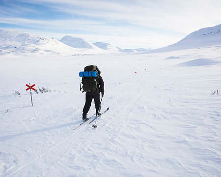 simsearch:6126-09266983,k - Woman skiing by markers on Kungsleden trail in Lapland, Sweden Photographie de stock - Premium Libres de Droits, Code: 6126-09266963