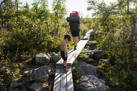 simsearch:6126-09266803,k - Mother and son hiking on wooden bridge in Fulufjallet National Park, Sweden Photographie de stock - Premium Libres de Droits, Code: 6126-09267079