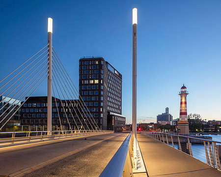 simsearch:6102-08882358,k - Bridge at sunset in Malmo, Sweden Fotografie stock - Premium Royalty-Free, Codice: 6126-09267016