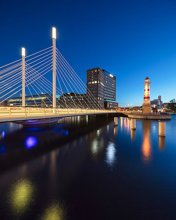 simsearch:6102-08882358,k - Bridge over river at sunset in Malmo, Sweden Fotografie stock - Premium Royalty-Free, Codice: 6126-09267020