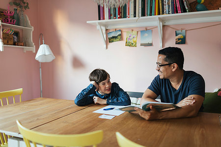 simsearch:6126-09103675,k - Father helping his son with homework Foto de stock - Royalty Free Premium, Número: 6126-09267276