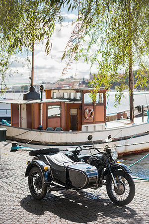 simsearch:6126-08643317,k - Motorbike and barge Fotografie stock - Premium Royalty-Free, Codice: 6126-09267233