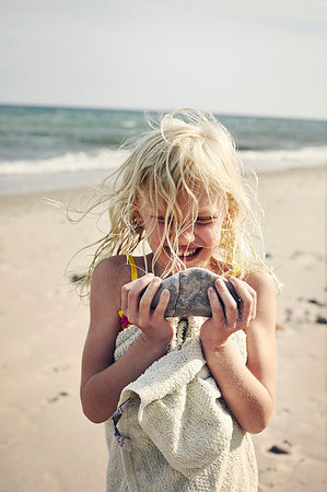 simsearch:6126-09267387,k - Girl carrying rock on beach Photographie de stock - Premium Libres de Droits, Code: 6126-09267393