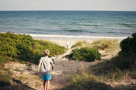 simsearch:6126-09267387,k - Boy and girl walking to beach Photographie de stock - Premium Libres de Droits, Code: 6126-09267391