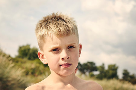 simsearch:6126-09267387,k - Portrait of boy outdoors Photographie de stock - Premium Libres de Droits, Code: 6126-09267396
