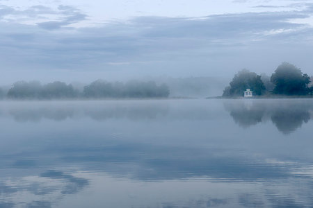 simsearch:6126-08644674,k - Morning fog over lake Photographie de stock - Premium Libres de Droits, Code: 6126-09267453