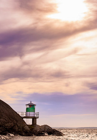 simsearch:6126-09266702,k - Lighthouse on rocks by sea during sunset in Kanholm Bay, Sweden Fotografie stock - Premium Royalty-Free, Codice: 6126-09267423