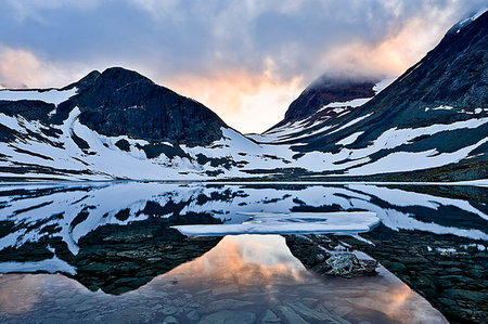 simsearch:6126-09266967,k - Tjakjatjakka Mountain at sunset in Sweden Foto de stock - Sin royalties Premium, Código: 6126-09267437