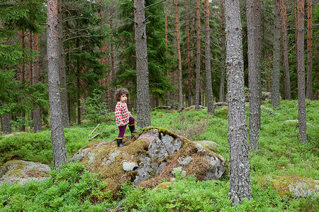 simsearch:6126-09267387,k - Boy standing on rock in forest Photographie de stock - Premium Libres de Droits, Code: 6126-09267524