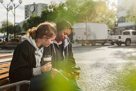 simsearch:6126-09267820,k - Teenage girls using smart phone on bench Photographie de stock - Premium Libres de Droits, Code: 6126-09267751