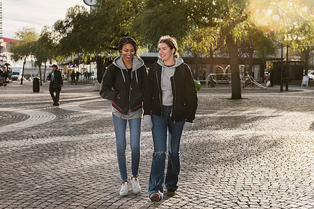 simsearch:6126-09267820,k - Teenage girls walking on cobblestone Photographie de stock - Premium Libres de Droits, Code: 6126-09267757