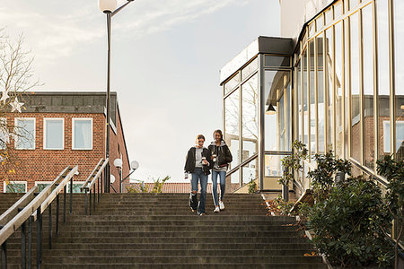 simsearch:6126-09267820,k - Teenage girls with coffee cups on staircase Photographie de stock - Premium Libres de Droits, Code: 6126-09267759