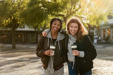 simsearch:6126-09267820,k - Smiling teenage girls with coffee cups Photographie de stock - Premium Libres de Droits, Code: 6126-09267764