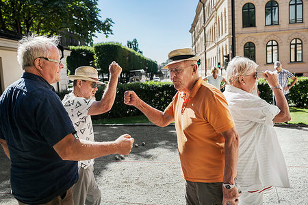 simsearch:6126-09266203,k - Seniors doing paper scissors rock Photographie de stock - Premium Libres de Droits, Code: 6126-09267843