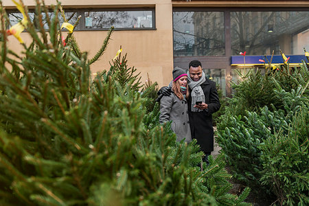simsearch:6126-09267820,k - Couple Christmas tree shopping Photographie de stock - Premium Libres de Droits, Code: 6126-09267807
