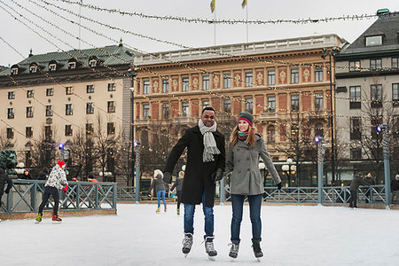 simsearch:6126-09267815,k - Couple ice skating Foto de stock - Sin royalties Premium, Código: 6126-09267825