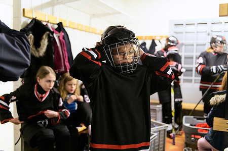 Girls in changing room prepare for ice hockey training Stock Photo - Premium Royalty-Free, Code: 6126-09268043