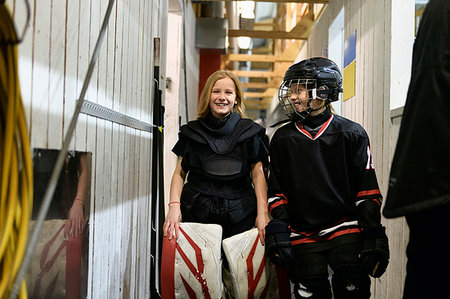 simsearch:6126-09268052,k - Girls in ice hockey uniforms Photographie de stock - Premium Libres de Droits, Code: 6126-09268044