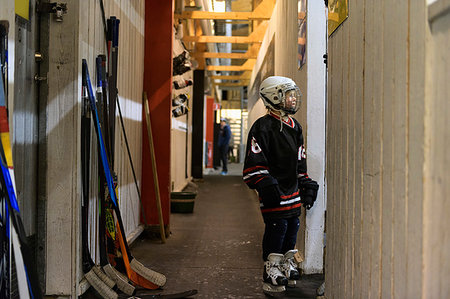 simsearch:6126-09268052,k - Girl in ice hockey uniform Photographie de stock - Premium Libres de Droits, Code: 6126-09268048