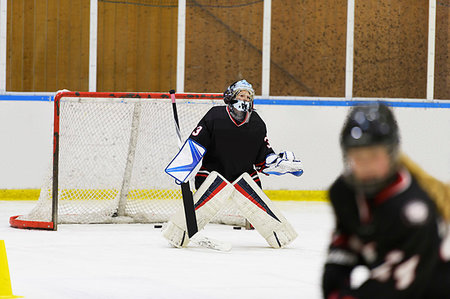 simsearch:6126-09268052,k - Girl in goalkeeper uniform during ice hockey training Photographie de stock - Premium Libres de Droits, Code: 6126-09268051