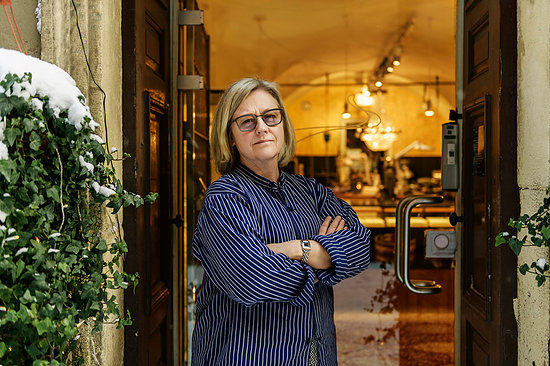 Goldsmith standing in doorway of her store Foto de stock - Sin royalties Premium, Código de la imagen: 6126-09268089