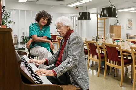 senior woman piano - Senior woman playing piano in rest home Stock Photo - Premium Royalty-Free, Code: 6126-09268011