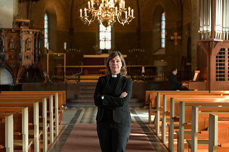 simsearch:6126-09268186,k - Portrait of priest in church Photographie de stock - Premium Libres de Droits, Code: 6126-09268186