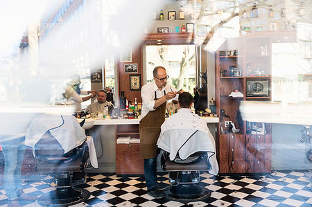 View through window of barbers cutting customer´s hair Stock Photo - Premium Royalty-Free, Code: 6126-09268201